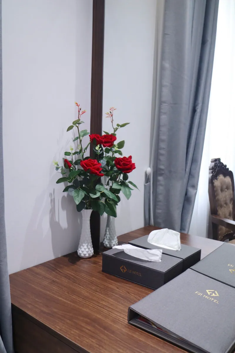Hoa hồng trên bàn làm việc trong phòng