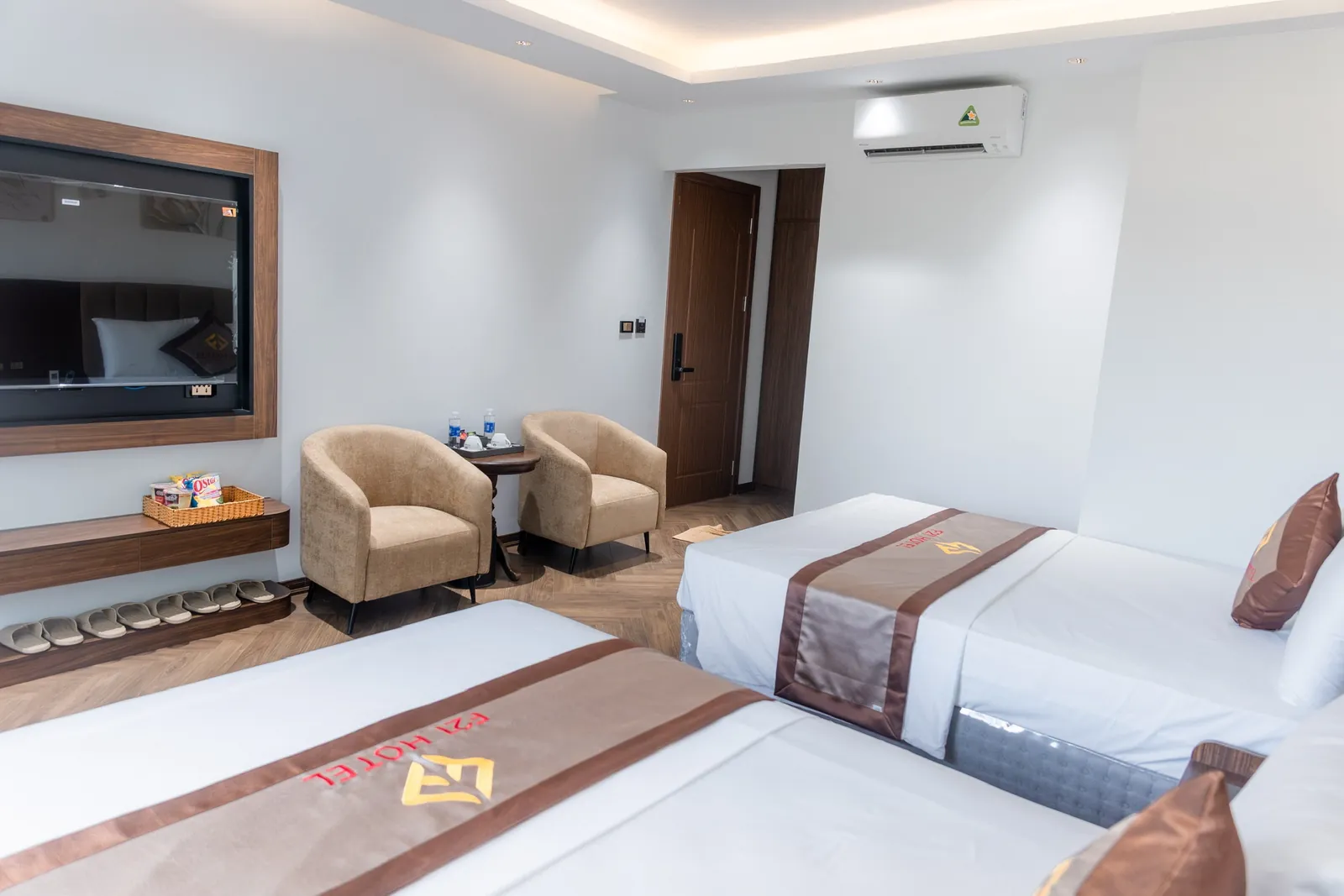 Phòng Đôi có ghế bành và TV