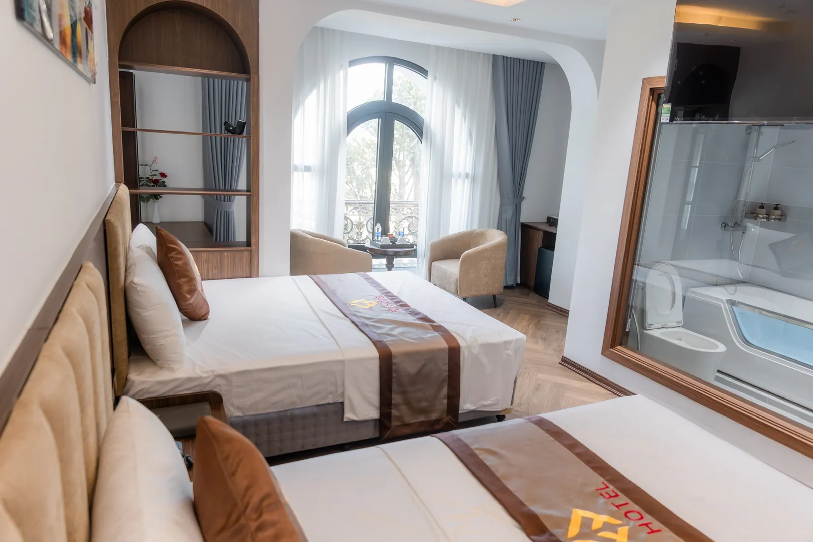 Phòng Đôi 4 người có phòng tắm vách kính