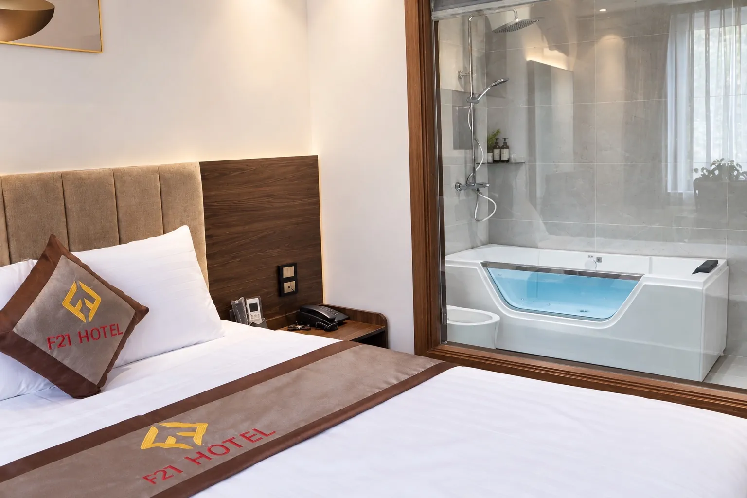 Giường Phòng Đơn VIP cạnh bồn tắm