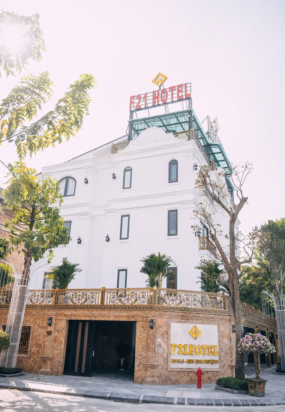 Góc đường trước F21 Hotel trong khu biệt thự Hoa Phượng