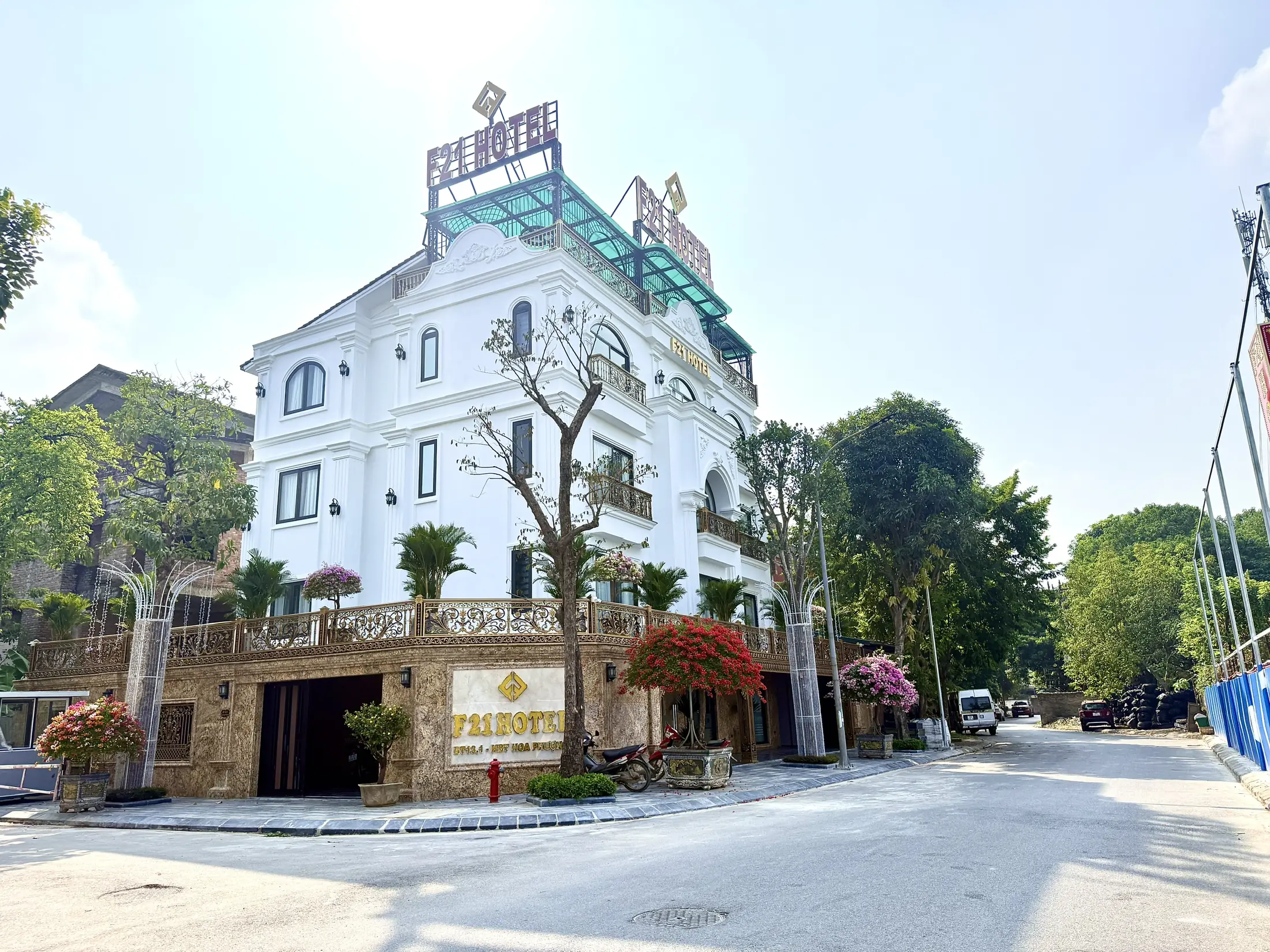Mặt tiền F21 Hotel ở góc đường khu biệt thự Hoa Phượng