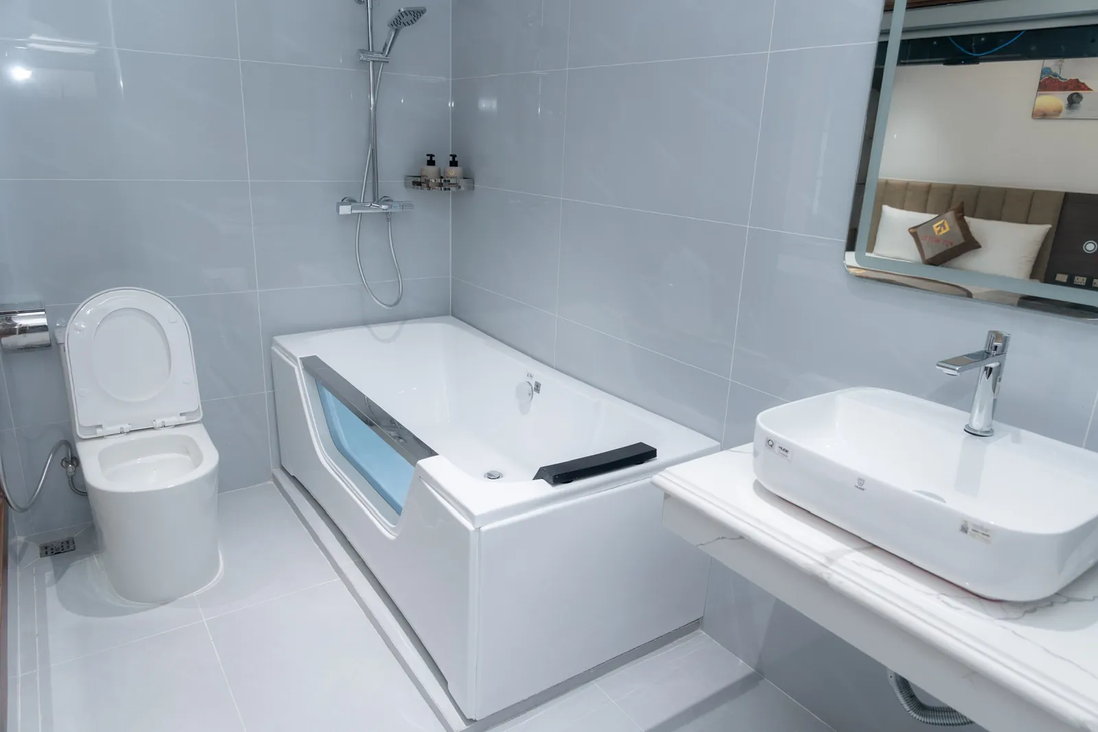 Phòng tắm có bồn tắm